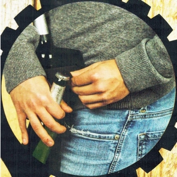 Pas piwny z otwieraczem na 6 piw to zabawny i praktyczny gadżet na imprezę, idealny prezent na 18 dla każdego piwosza.